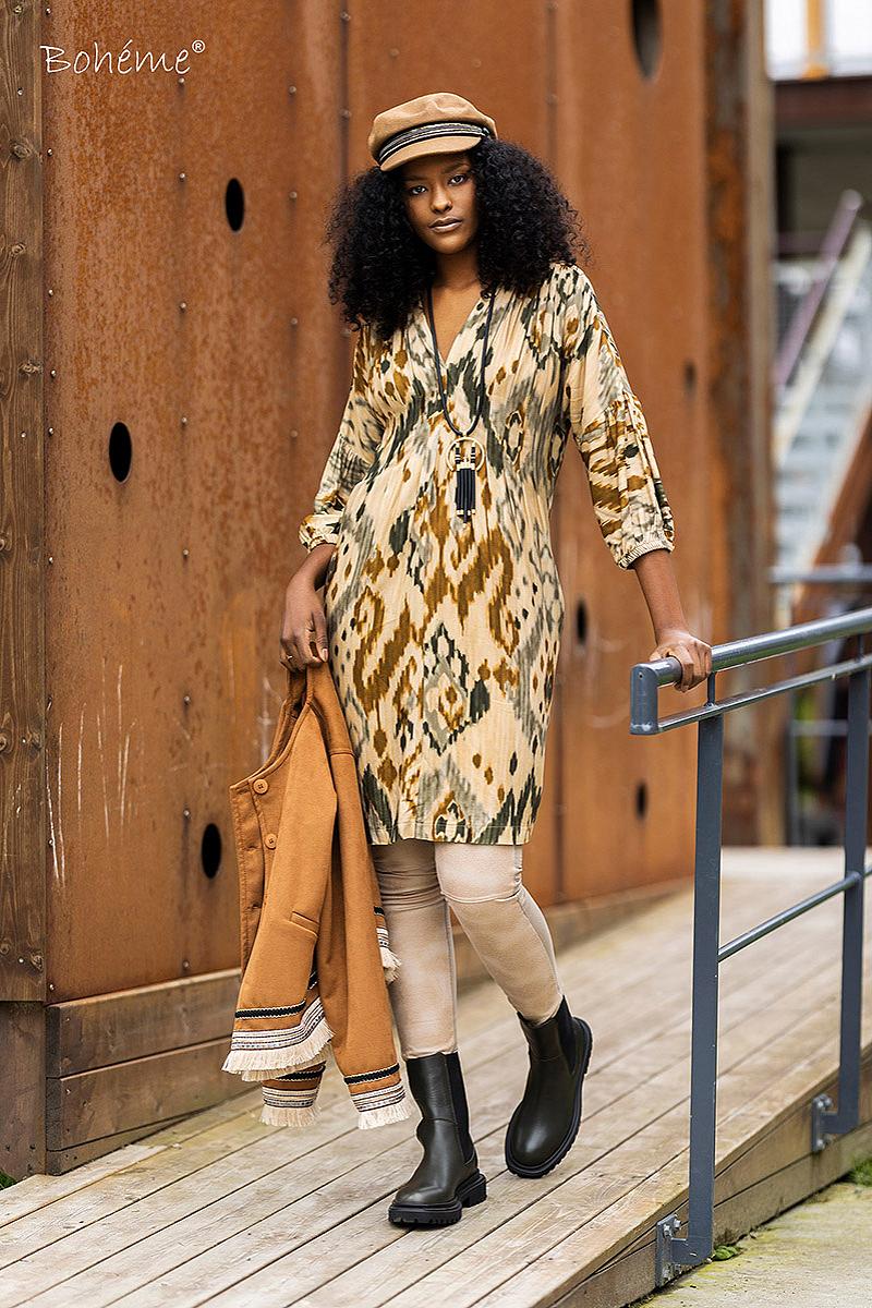 Dress short V-neck pleats